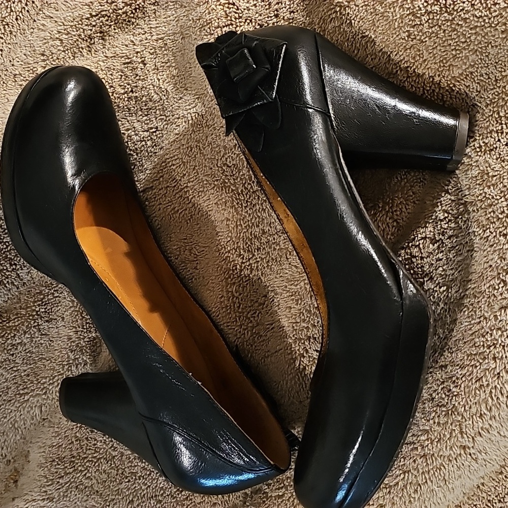 Elegant Naya Black Heels With Rounded Toe And Decorative Flower View 3